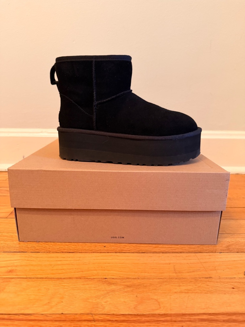UGG Classic Mini Platform Bootie in Black Size 7 100% Authentic